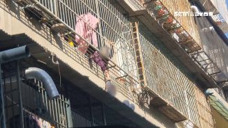 苗栗婦蹲遮雨棚躲火警　鄰伸手緊牽