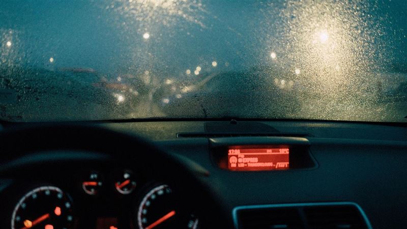 不開暖氣車窗霧茫茫？用肥皂1秒解決
