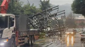 基隆,六堵工業區,貨車,吊臂,電桿,電線（圖／翻攝畫面）