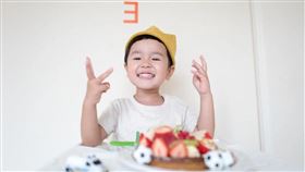 無論是天生自然組成，或是後天積極培養的雙語家庭，家長難免會產生疑惑：同時教導兩種甚至三種以上的語言，會不會造成小孩理解混淆，因而出現語言遲緩或是語言障礙的狀況呢？