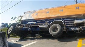屏東飼料車翻覆、路旁小祠撐起車體 網友：有神快拜！（圖／翻攝自爆廢公社公開版）
