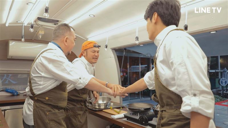捕獲男星街邊叫賣　竟當場濺血嚇壞他