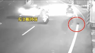 騎士回頭看安全帽　直撞電桿乘客喪命