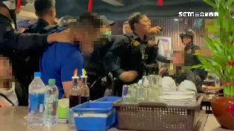 獨／酒客失控鬥毆　警狂噴辣椒水制伏