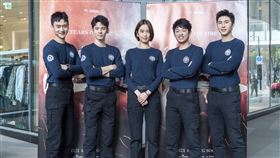 陳庭妮、林柏宏、劉冠廷、胡釋安、謝章穎等人在《火神的眼淚》中飾演消防員。圖／公視提供