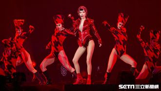 胸前深V開到肚臍　謝金燕露東西半球