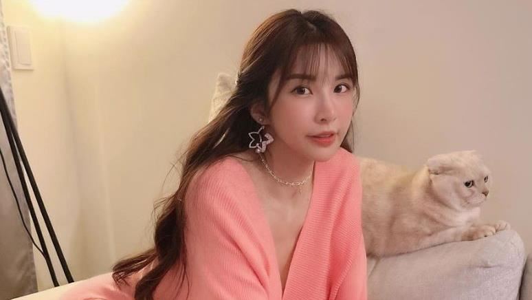 超巨雙峰畫面震撼　女星狂洩碗公奶