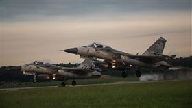 漢光第二天/空軍第三聯隊經國號戰機清晨依令緊急升空，執行聯合防空作戰任務。（圖／國防部提供）