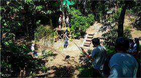 由專業教練帶領參加花蓮樹頂探索體驗，走入花蓮的森林裡，在林中體驗飛索。（圖／KLOOK提供）