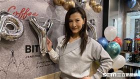 剛滿50歲的資深歌仔戲演員廖麗君，今（17日）舉行流浪動物公益活動。圖／記者方佳琳攝影