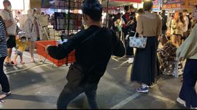 莊先生在台南扛40公斤街賣（圖／臉書光線提供）