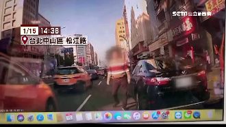 大叔並排不滿遭按喇叭　強開車門嗆聲