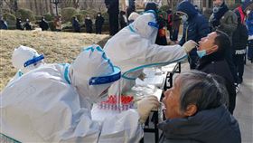 河北本土疫情嚴峻　將強制檢測1800萬人中國河北省2日爆發武漢肺炎本土疫情後持續嚴峻。爆出疫情的石家莊市、刑台市6日展開全員強制核酸檢測，預計將檢測超過1800萬人。圖為石家莊一社區進行檢測。（中新社提供）中央社　110年1月6日