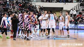 ▲富邦勇士輸球後賈西亞和攻城獅雷特發生口角。（圖／記者劉彥池攝影）