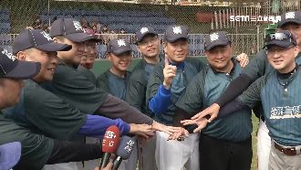 民代藝人組隊　湧言盃慢速壘球賽開打