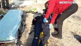 機車騎士,噴飛田裡,哀嚎,苗栗,翻攝畫面