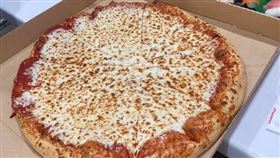 好市多18吋起士披薩！「現烤又牽絲」４勇者嗨吃下場糗了。（圖／翻攝自Costco好市多 商品經驗老實說 臉書）