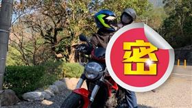 他帶女友全裸跑山　網看傻：恥度很高（圖／翻攝自爆廢1公社臉書）