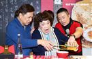 周遊和李朝永一同出席澳洲野生鮑魚攤位活動。（圖／記者楊澍攝影）