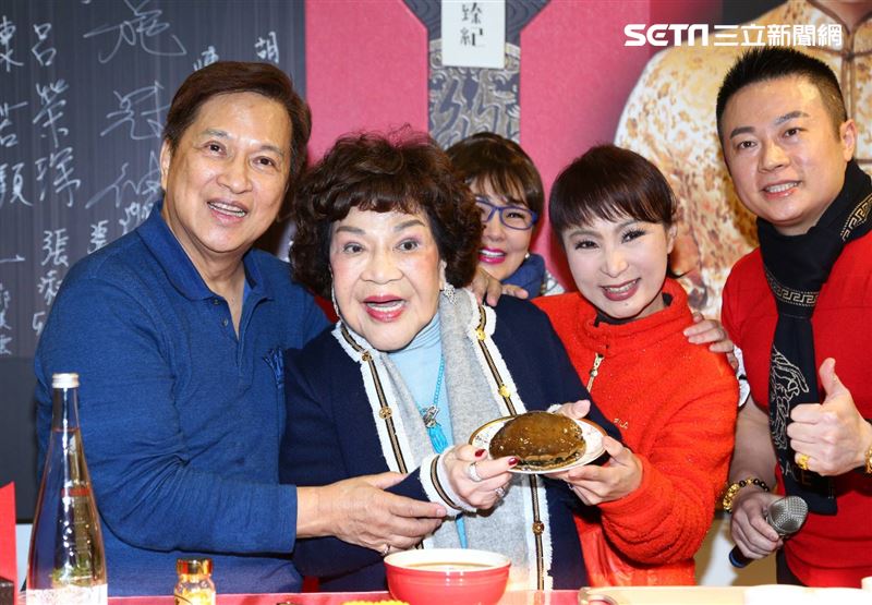 周遊和李朝永一同出席澳洲野生鮑魚攤位活動。（圖／記者楊澍攝影）