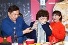 周遊和李朝永一同出席澳洲野生鮑魚攤位活動。（圖／記者楊澍攝影）