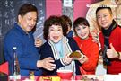 周遊和李朝永一同出席澳洲野生鮑魚攤位活動。（圖／記者楊澍攝影）
