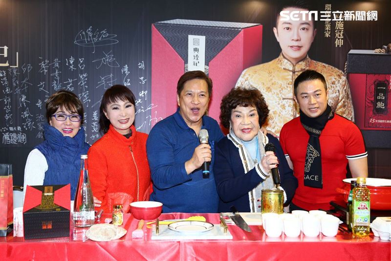 周遊和李朝永一同出席澳洲野生鮑魚攤位活動。（圖／記者楊澍攝影）