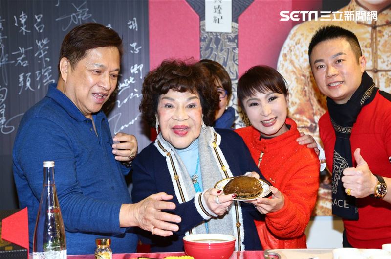 周遊和李朝永一同出席澳洲野生鮑魚攤位活動。（圖／記者楊澍攝影）