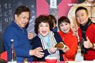 周遊和李朝永一同出席澳洲野生鮑魚攤位活動。（圖／記者楊澍攝影）