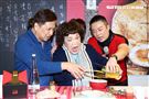周遊和李朝永一同出席澳洲野生鮑魚攤位活動。（圖／記者楊澍攝影）