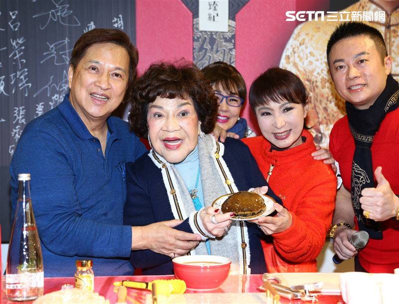 周遊和李朝永一同出席澳洲野生鮑魚攤位活動。（圖／記者楊澍攝影）