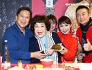 周遊和李朝永一同出席澳洲野生鮑魚攤位活動。（圖／記者楊澍攝影）