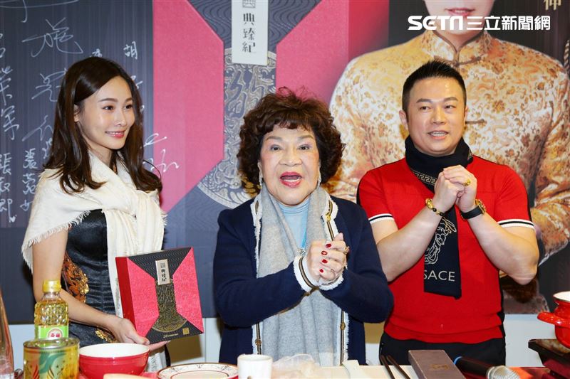 周遊和李朝永一同出席澳洲野生鮑魚攤位活動。（圖／記者楊澍攝影）