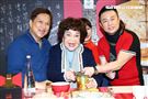 周遊和李朝永一同出席澳洲野生鮑魚攤位活動。（圖／記者楊澍攝影）