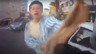 硬切遭按喇叭！四輪男怒砸騎士雞排
