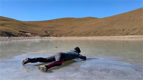 台東嘉明湖結冰,臉書粉專「山、水與浪人」授權提供