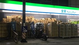 雙12包裹轟炸超商　破千件堆到店門（圖／翻攝自爆怨公社臉書）
