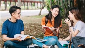 「搭高鐵・返校去」，大學生指定車次標準車廂對號座可享5折起優惠。（圖／高鐵提供）