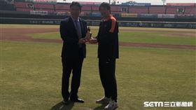 ▲統一總教練潘威倫拿下個人獎項。（圖／記者黃泓哲攝影）