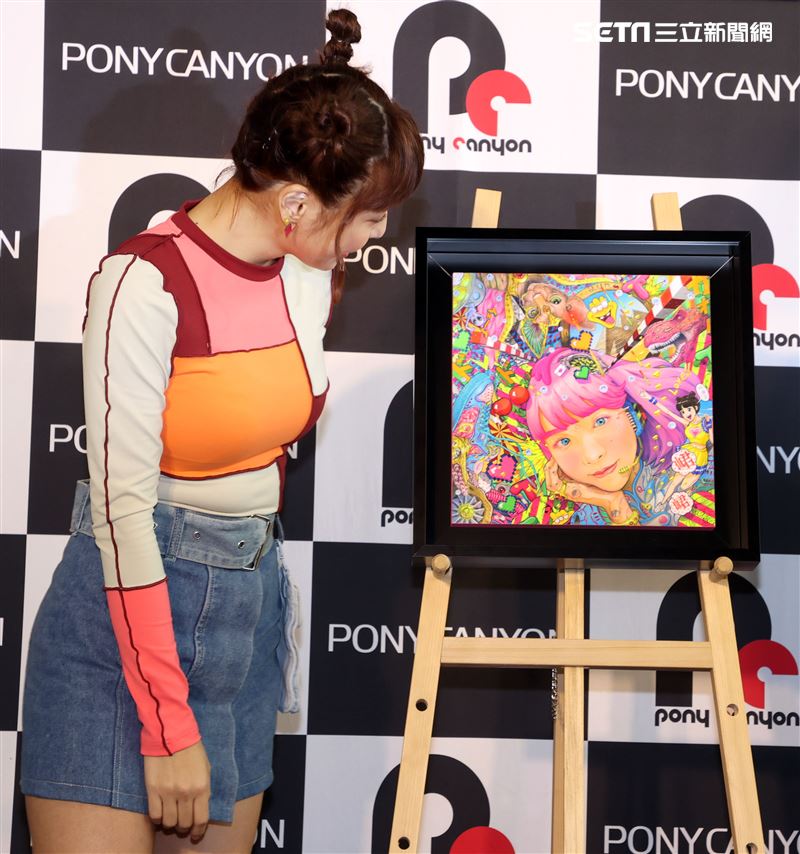 峮峮與日本畫家笹田靖人合作發表藝術創作。（記者邱榮吉/攝影）