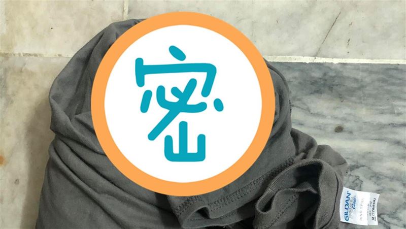 正妹找不到小奶狗急哭！瞥見地上笑了