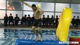 ▲統一獅隊新人何恆佑跳水。（圖／記者黃泓哲攝影）