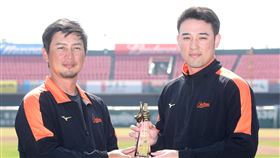 統一獅春訓　表揚年度傑出球員（1）中職統一獅隊18日表揚年度傑出球員，由2020年新人王、全壘打王林安可（右）拿下「淬鍊獎」，他感謝球隊的肯定和隊友的幫忙，希望今年大家可再創佳績。中央社記者張新偉攝  110年1月18日