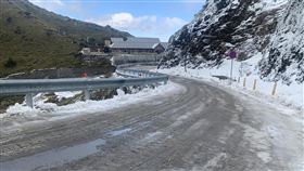 合歡山公路結冰未融　翠峰到大禹嶺夜間封閉受到強烈大陸冷氣團影響，合歡山部分背陽路面結冰未融（圖），公路總局宣布，台14甲線南投翠峰到花蓮大禹嶺路段18日晚間預警封閉。（公路總局提供）中央社記者蕭博陽南投傳真　110年1月18日
