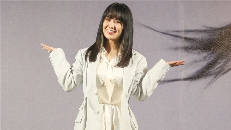 愛美不怕流鼻水　女星露白嫩美腿辣翻
