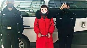 ▲女子在婚禮後被帶到法院。（圖／翻攝自山東法院微信）