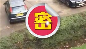  姊姊往窗外一看，發現外送員竟坐在家門口吃他們的食物，頓時氣炸。（圖／翻攝自cjbarto推特）