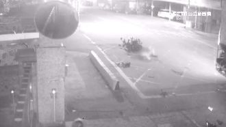 見閃燈號誌未減速　貨車機車路口相撞