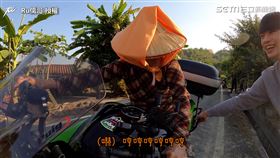 YouTuber RU儒哥騎著重機到美濃的外婆家，讓外婆體驗騎乘重機的感覺。