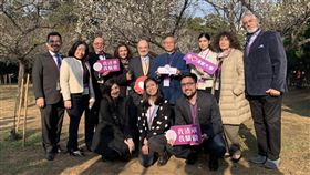 14國使節外交官聚清華大學賞梅清華大學梅花盛開，校長賀陳弘（後右4）18日邀請墨西哥、阿根廷、瓜地馬拉、尼加拉瓜及南非等14國使節及外交官前往賞梅，並了解各國教育與防疫情形。中央社記者郭宣(文三)攝  110年1月18日